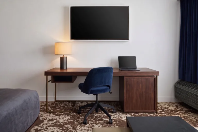 Birou în camera de hotel: funcționalitate și productivitate